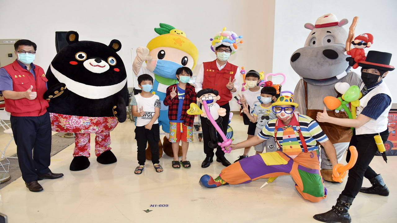 高雄展覽館小丑氣球與卡通玩偶相伴　鼓勵兒童勇敢接種疫苗