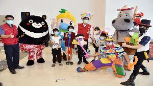 高雄展覽館小丑氣球與卡通玩偶相伴　鼓勵兒童勇敢接種疫苗