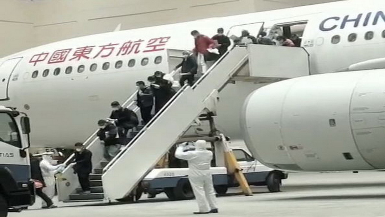 武漢首批台商專機返台　激動急向家人報平安