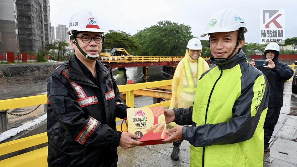 感謝團隊風雨中努力恢復市容　陳其邁慰勞第一線堅守同仁