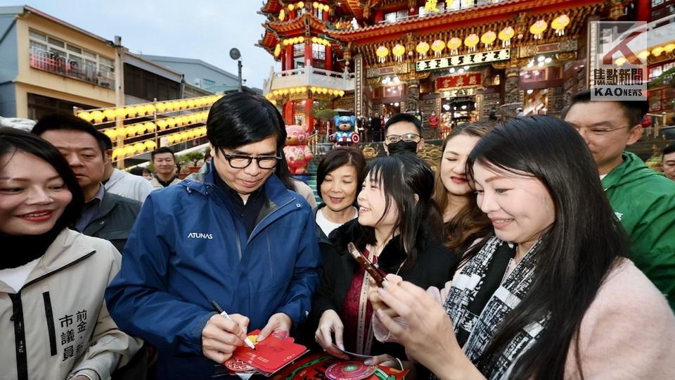 赴商圈、廟宇發送小紅包　陳其邁熱情與民眾互拜早年