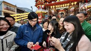 赴商圈、廟宇發送小紅包　陳其邁熱情與民眾互拜早年