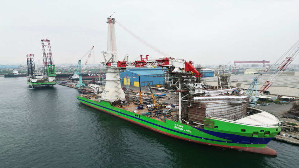 台船環海籌備彰化風場水下基礎安裝　雙雄工作船齊聚高港　