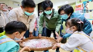 與早療孩童共度元宵　陳其邁：調高、擴大補助慢飛天使