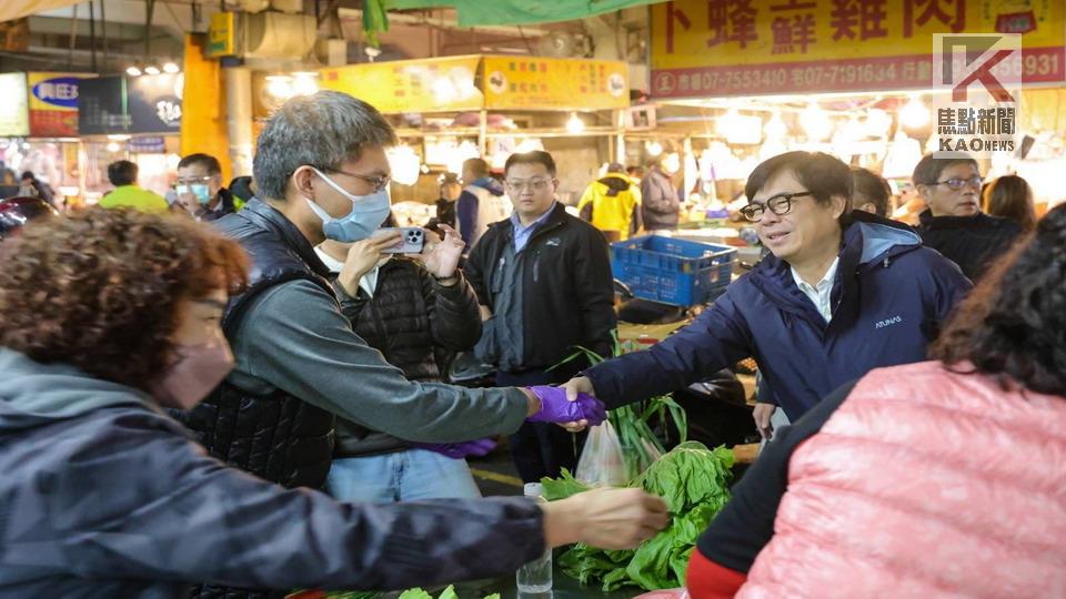 關心年前農產品供應情形　陳其邁巡訪鳳山、高雄果菜市場