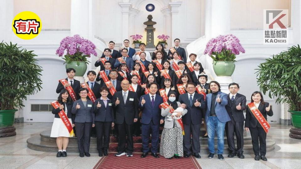 影／總統接見「『崇越論文大賞』特優與優等論文得獎人