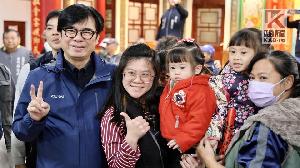 陳其邁連跑海線4宮廟參香　發放蛇年小紅包獻祝福