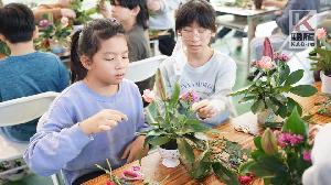 「花現幸福列車」第58站開進河堤國小　讓學子與花對話　