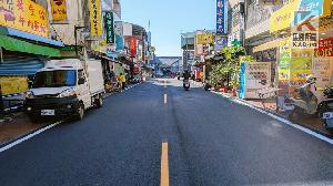 旗山老街路面翻新　歡迎遊客「蛇來趣陶」