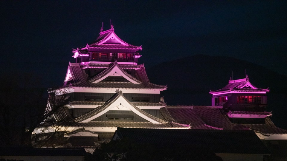 高市府、議會訪日　熊本城首度打上「彩帶高」色彩燈歡迎