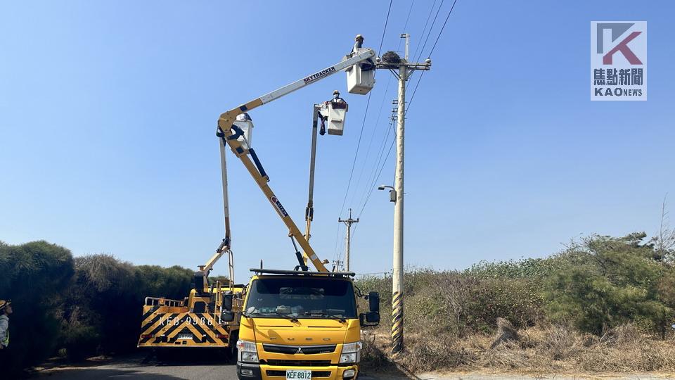 維繫生態穩定供電　台電高雄區處出動升空車幫喜鵲搬家