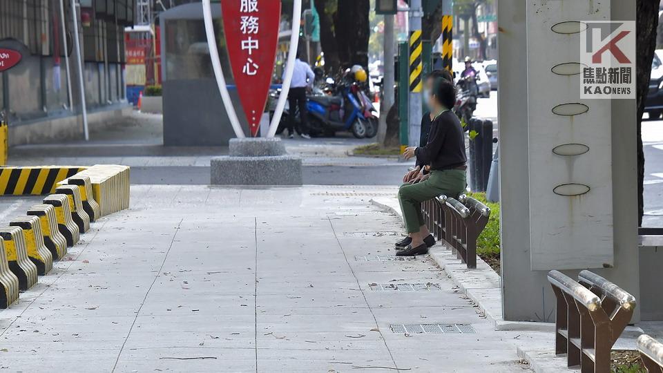  足貼心！　高市人行道首創座椅式護欄　打造全齡友善空間 