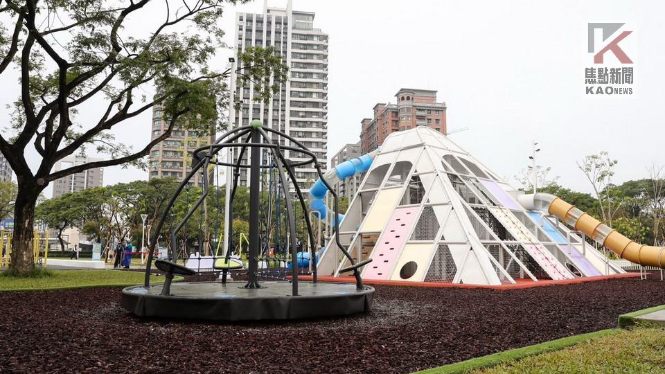 楠梓藍田公園啟用　 陳其邁為全台最大鹽田主題遊戲場剪綵