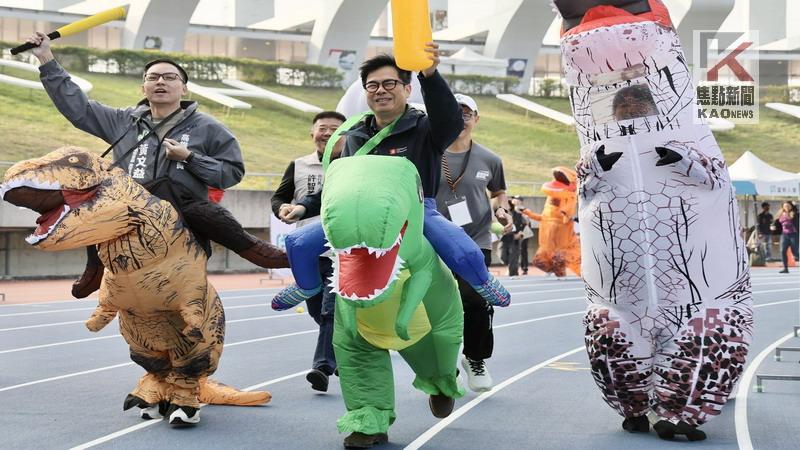 2026高雄富邦馬拉松開跑　陳其邁身穿恐龍裝參加趣味競賽