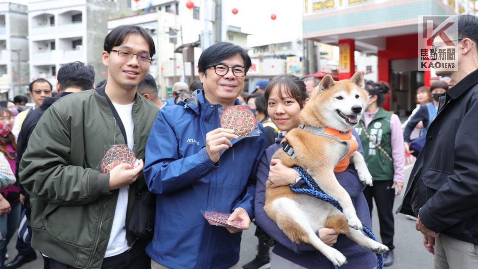 連跑五廟！ 　陳其邁親送蛇年小紅包人氣爆棚