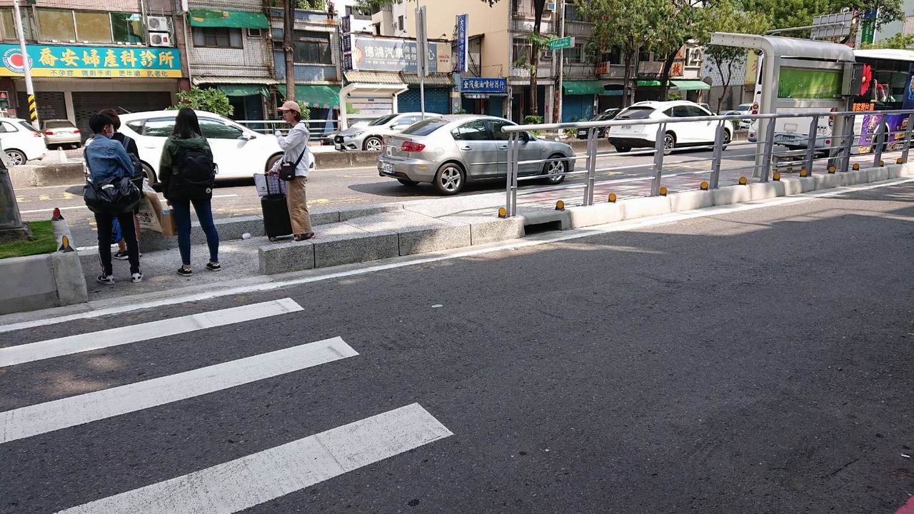 民族路分隔島候車環境改善　打造友善搭車品質