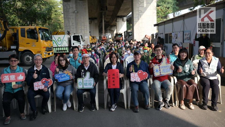 議長康裕成化身聖誕姐姐　慰勞清潔隊員