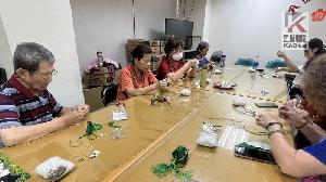 前鎮戶政事務所志工會報溫馨登場　手作香包慶端午