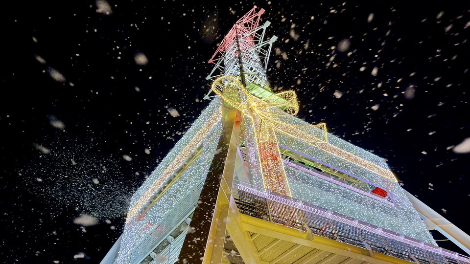 影／雪花飛舞降落光之塔　全台最大的聖誕禮物盒在高雄