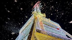 影／雪花飛舞降落光之塔　全台最大的聖誕禮物盒在高雄