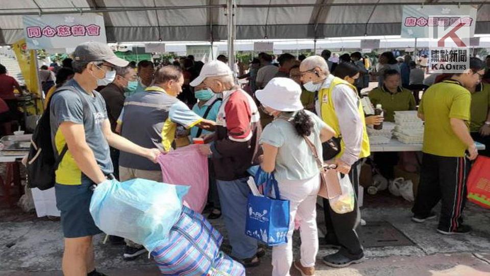 高雄愛心齊聚三鳳宮　56團體聯合發放物資助弱勢