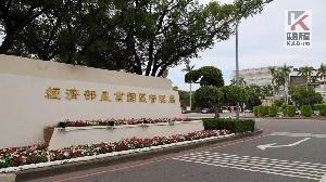 金蛇獻瑞迎新年　園管局揮毫送春聯