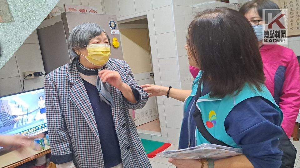 溫馨過新年　旗津社福中心與旗津公所關懷獨居長輩