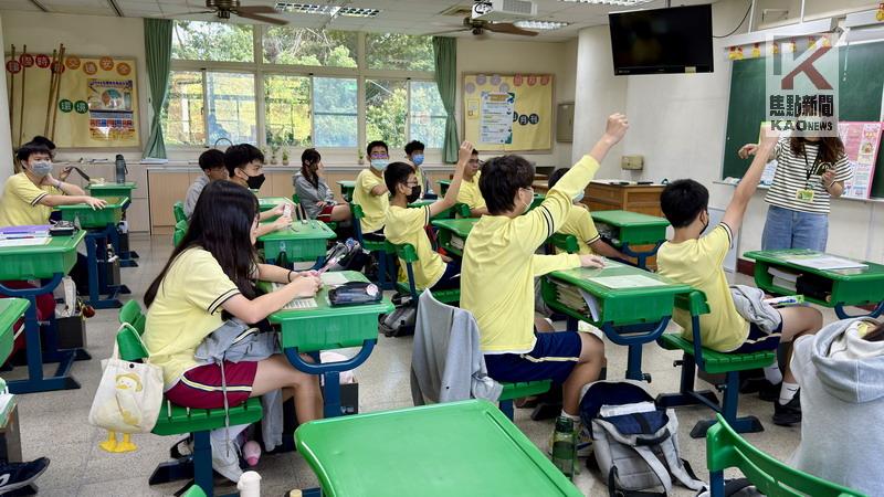 大寮戶政前進6校園　協助學生順利領取首張身分證