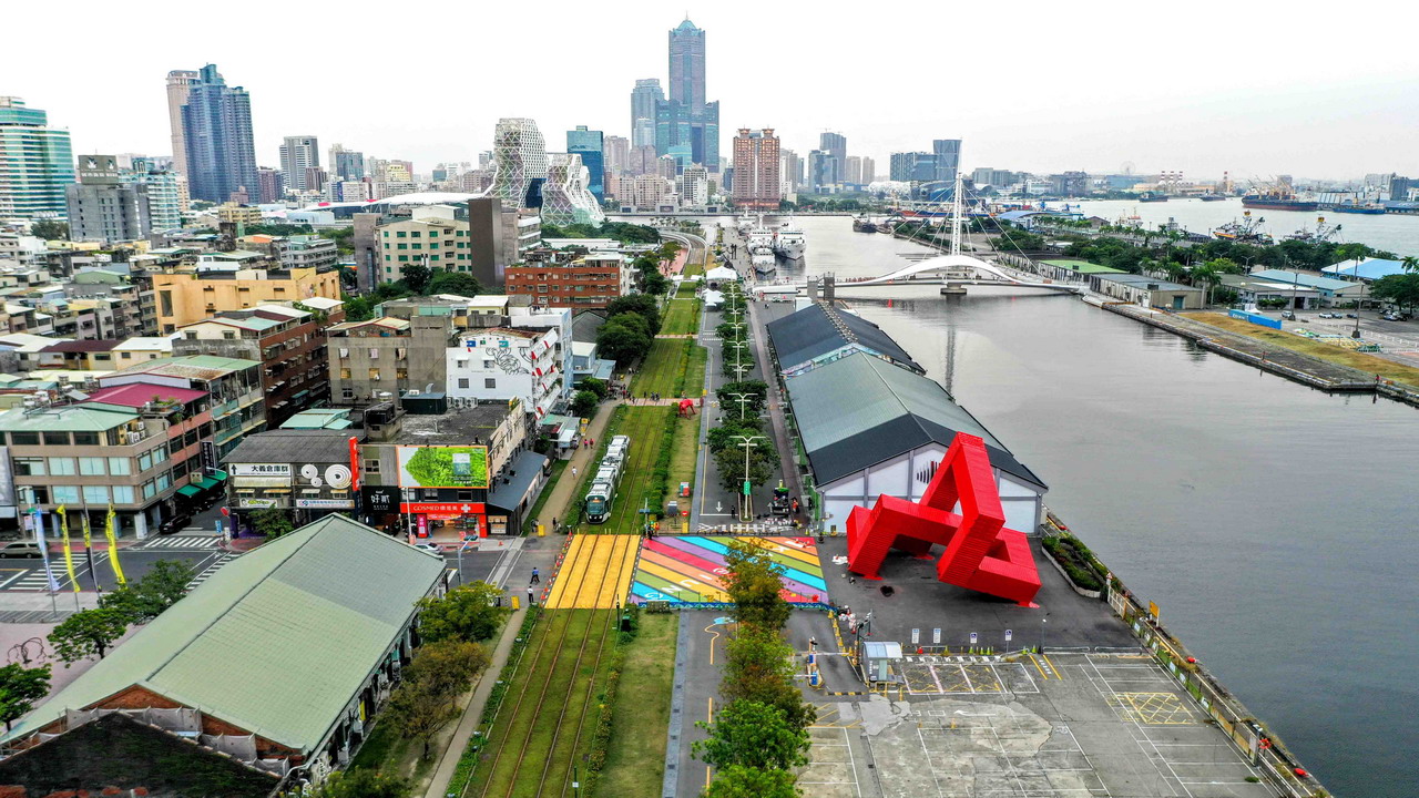 駁二最新最大打卡點　高雄彩虹地景繽紛登場