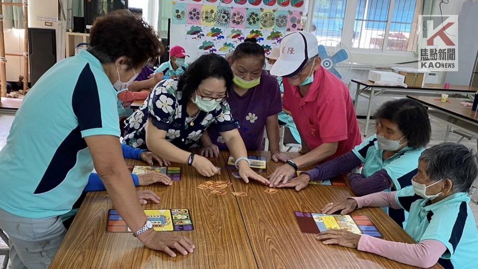 認識多元家庭與性別平權　旗山新住民陪伴長輩玩桌遊