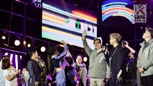高雄250秒燦爛煙火迎接新年　陳其邁祝福市民心想事成！