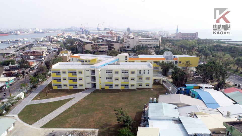 大船出航、遠眺柴山　旗津國中校舍新建工程完工