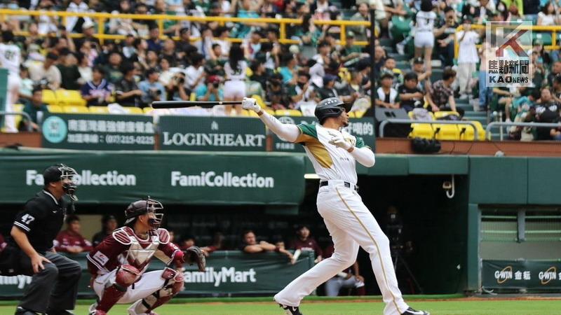 台鋼雄鷹主場首戰奪勝　陳其邁澄清湖好球開場觀賽力挺