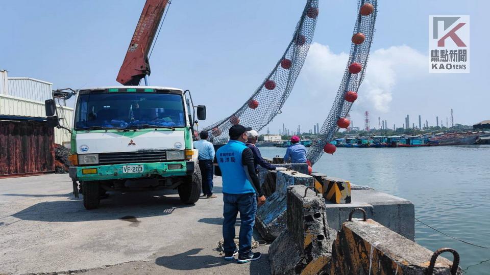 維護漁港汛期安全　海洋局進行攔木網實地演練