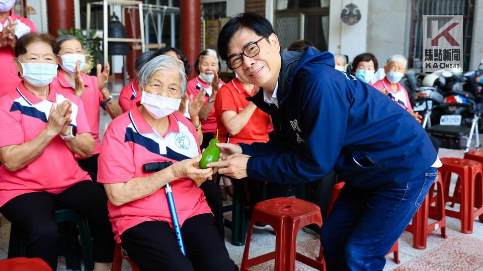 視察美濃寺廟關懷據點　陳其邁：全力照顧長輩！