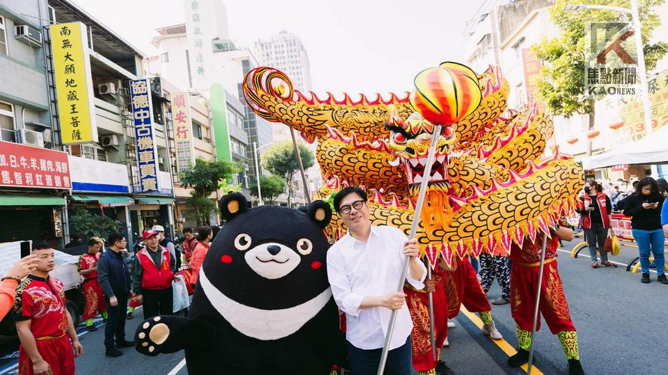 高雄過好年商圈活動起跑　陳其邁首發紅包、邀辦年貨