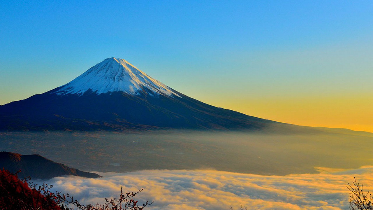 富士山下雪　泡湯聖地紛推優惠搶客