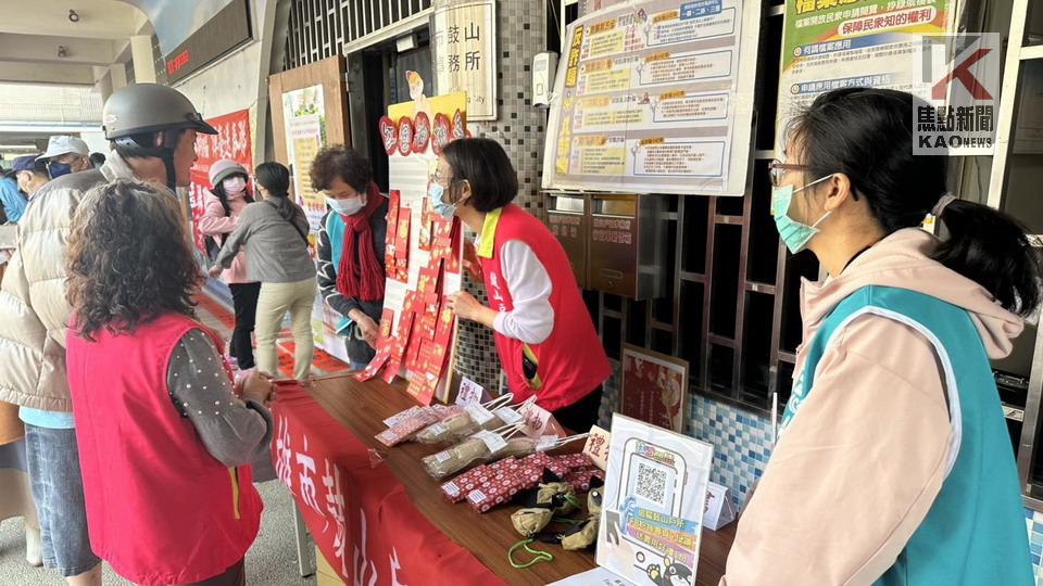 拿春聯抽紅包　鼓山戶政辦理「蛇來運轉鴻運到」活動